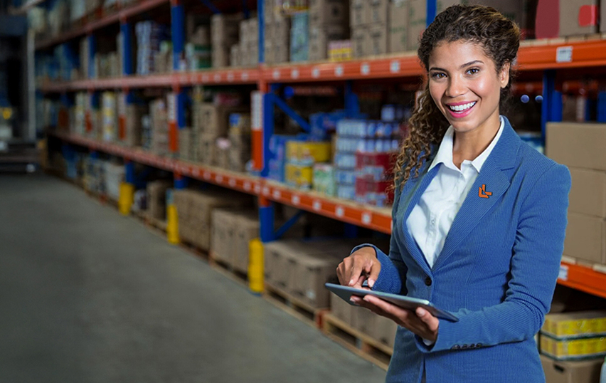 Mulher com o tablet na mão
